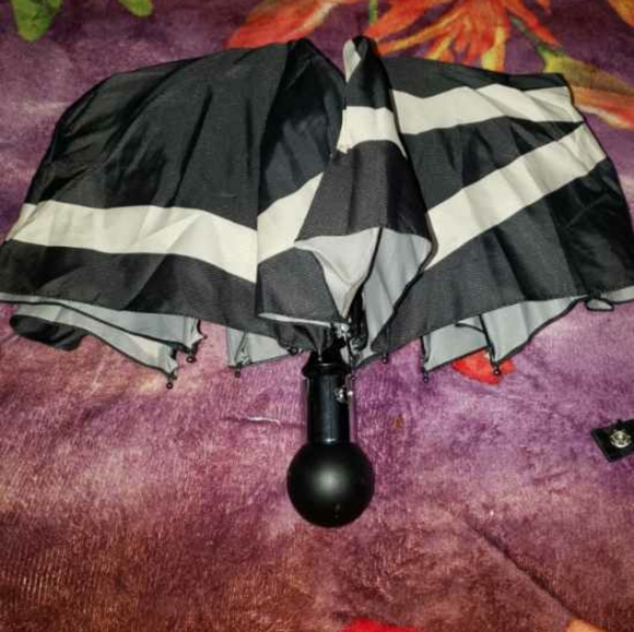 CHANEL UMBRELLA - Picture 5 of 8